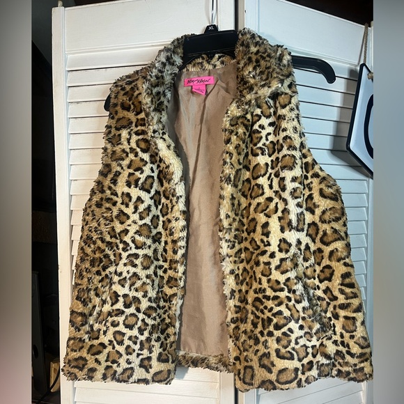 Betsey Johnson Jackets & Blazers - BETSEY JOHNSON Cheetah hook and eye Faux Fur Vest with pockets